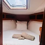 بوتيل Velero Nadya *