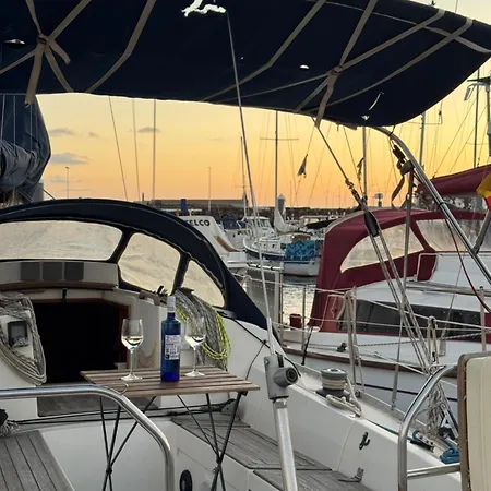 Velero Nadya 船上ホテル