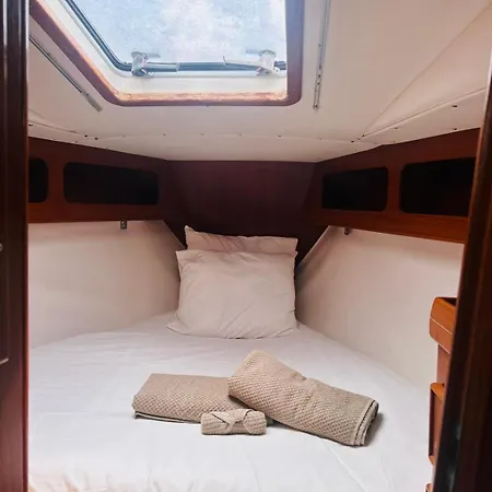 Botel Velero Nadya *