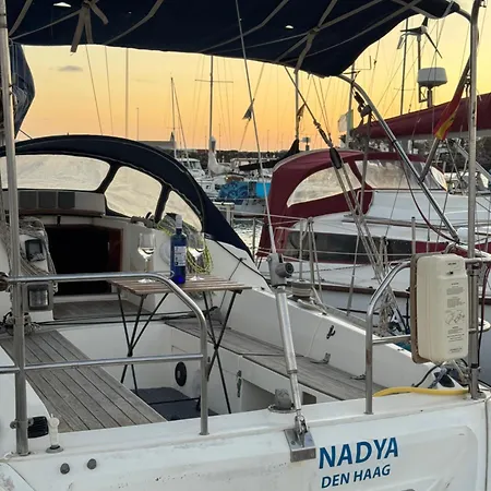 船上ホテル Velero Nadya *