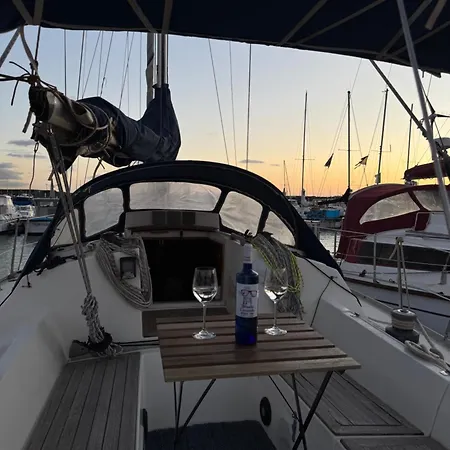 Velero Nadya 船上ホテル