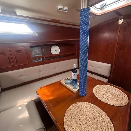 Botel Velero Nadya