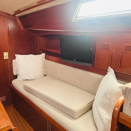 Botel Velero Nadya