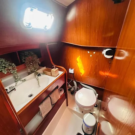 Botel Velero Nadya *