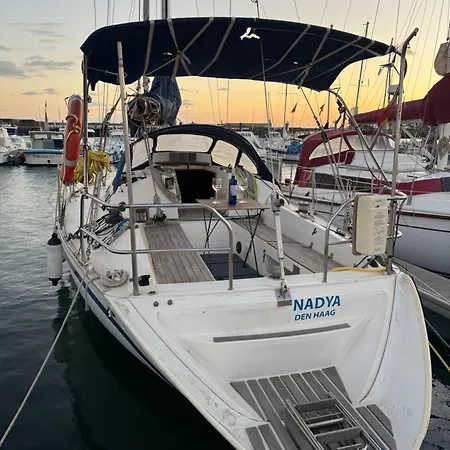 Velero Nadya 船上ホテル アレシフェ