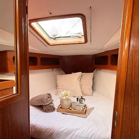 Botel Velero Nadya *