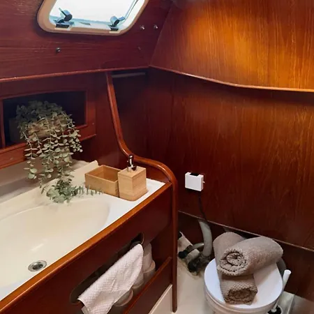 Velero Nadya Botel *