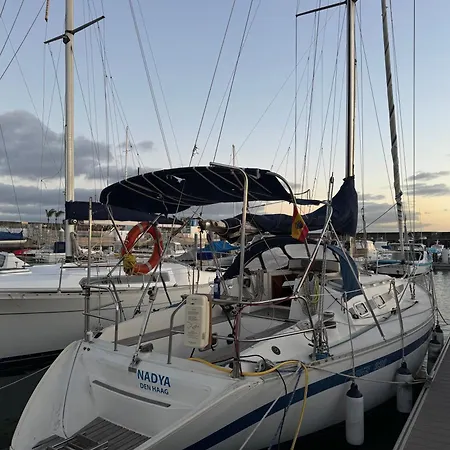 Velero Nadya ספינת מלון *