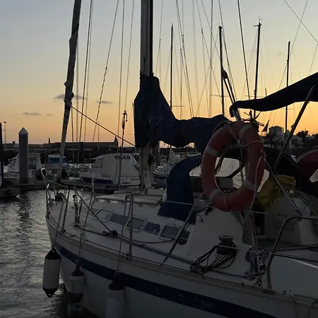 Velero Nadya Botel *