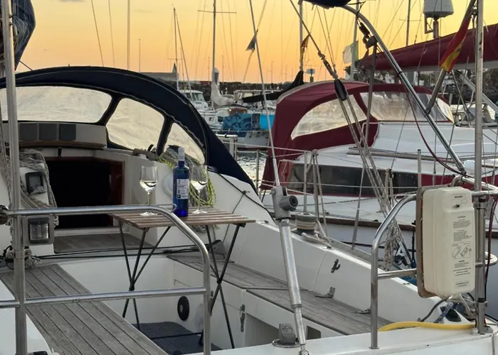 船上ホテル Velero Nadya *