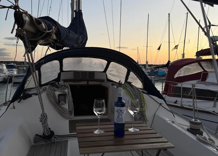 Velero Nadya 船上ホテル