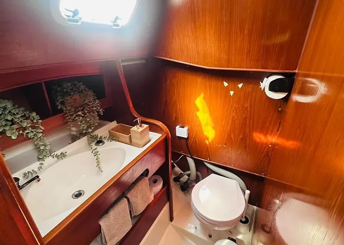 船上ホテル Velero Nadya *