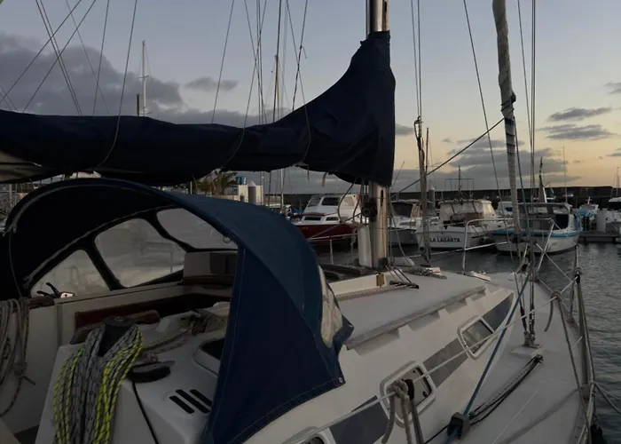 船上ホテル Velero Nadya